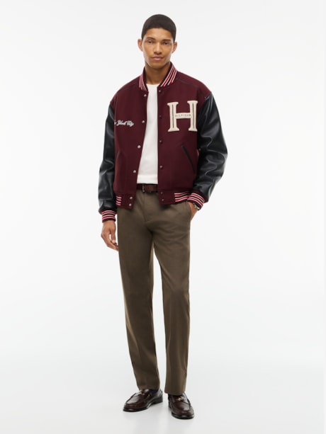 Camiseta Gola C com Bordado de Logo Varsity