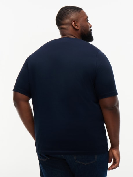 Camiseta Plus Gola C em Jersey com Logo