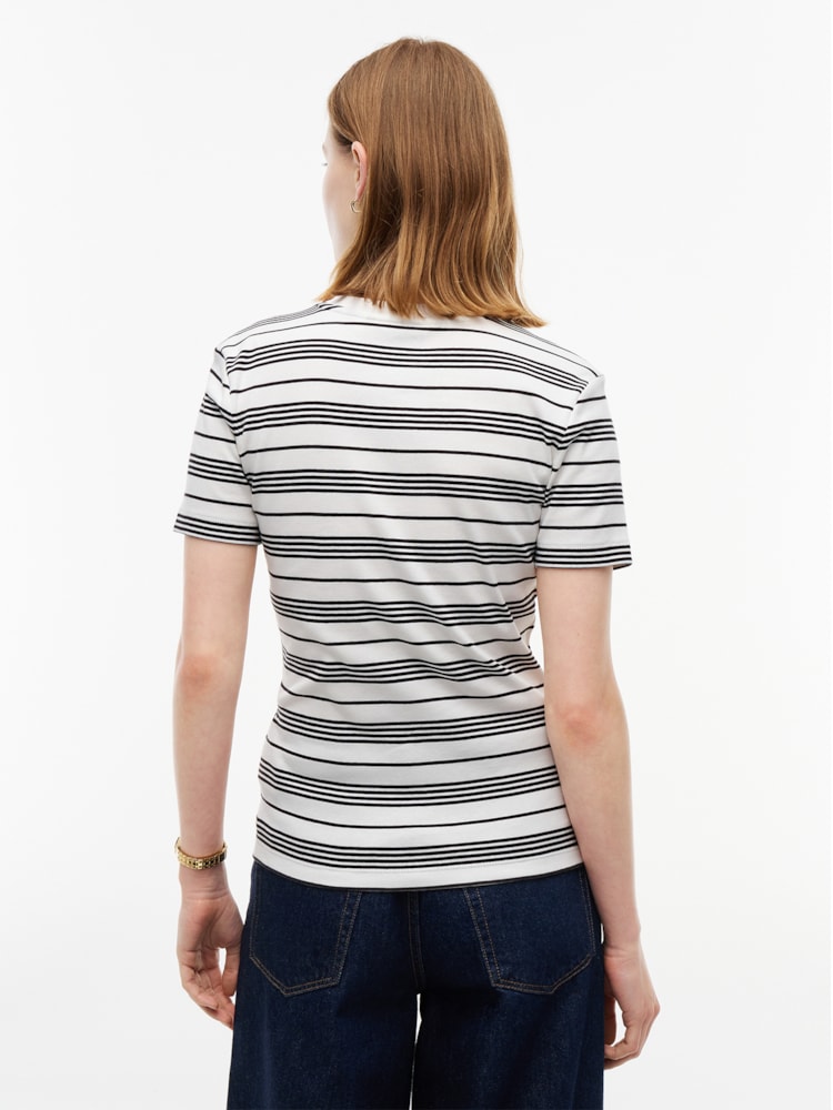 Camiseta Slim com Gola Redonda e Bordado de Bandeira