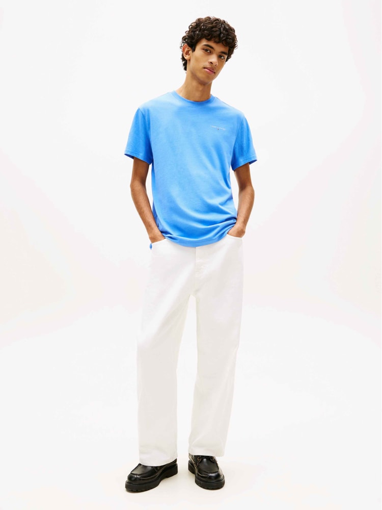 Camiseta Slim com Gola Redonda e Logo Linear
