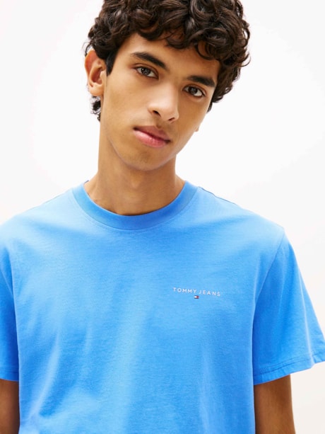 Camiseta Slim com Gola Redonda e Logo Linear