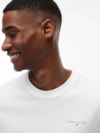 Camiseta Slim com Gola Redonda e Logo Linear