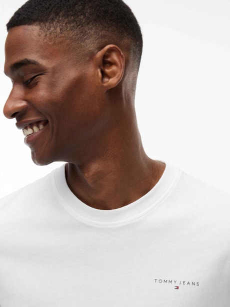 Camiseta Slim com Gola Redonda e Logo Linear