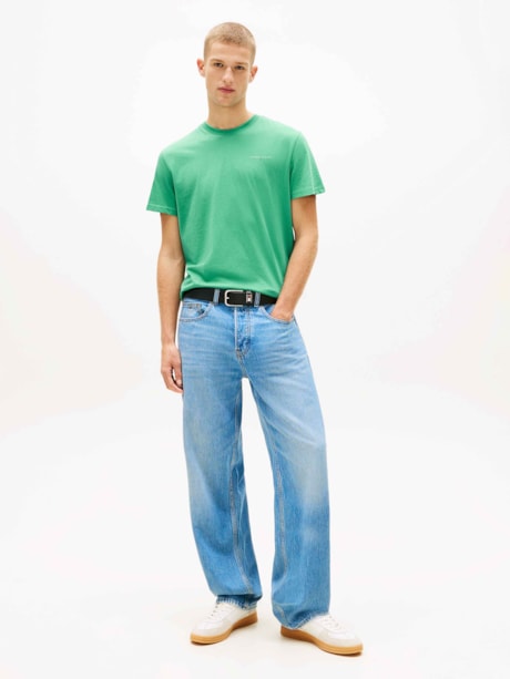 Camiseta Slim com Gola Redonda e Logo Linear