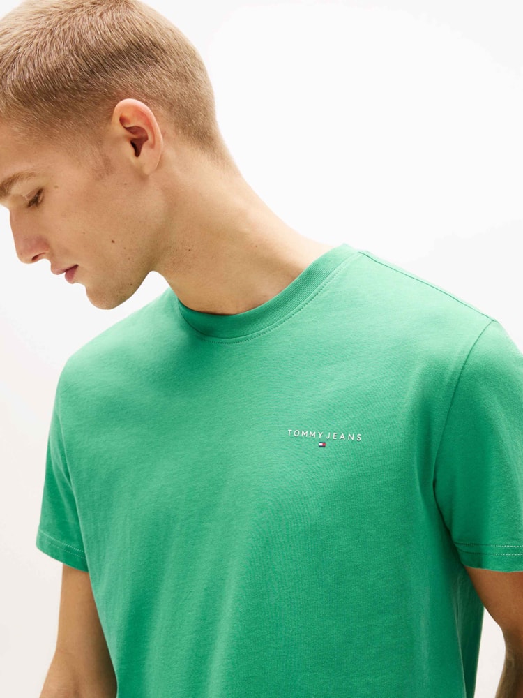Camiseta Slim com Gola Redonda e Logo Linear