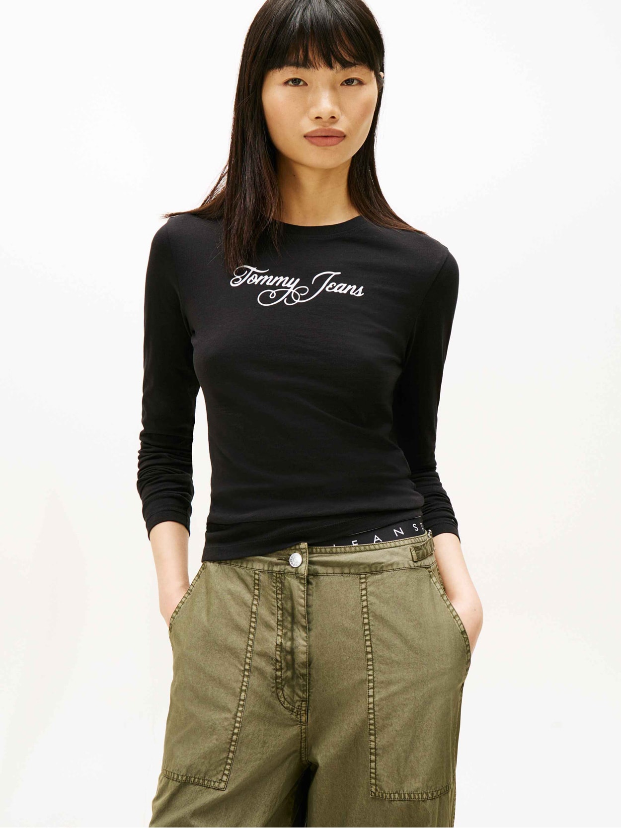 Camiseta Slim Essential com logo cursivo