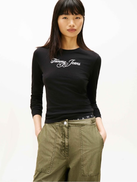 Camiseta Slim Essential com logo cursivo