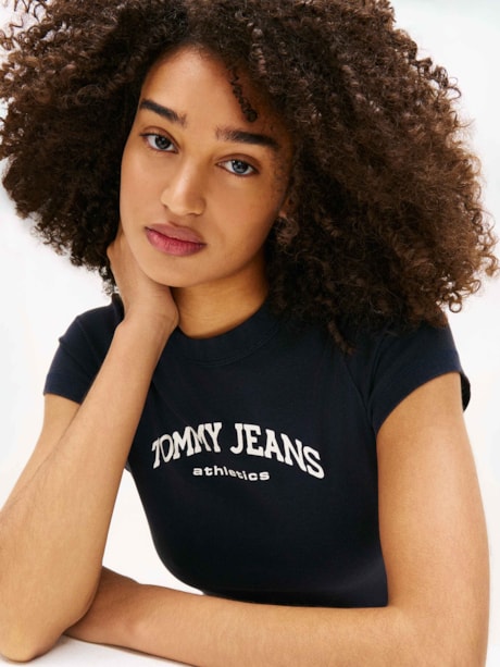 Camiseta Slim Varsity Manga Curta