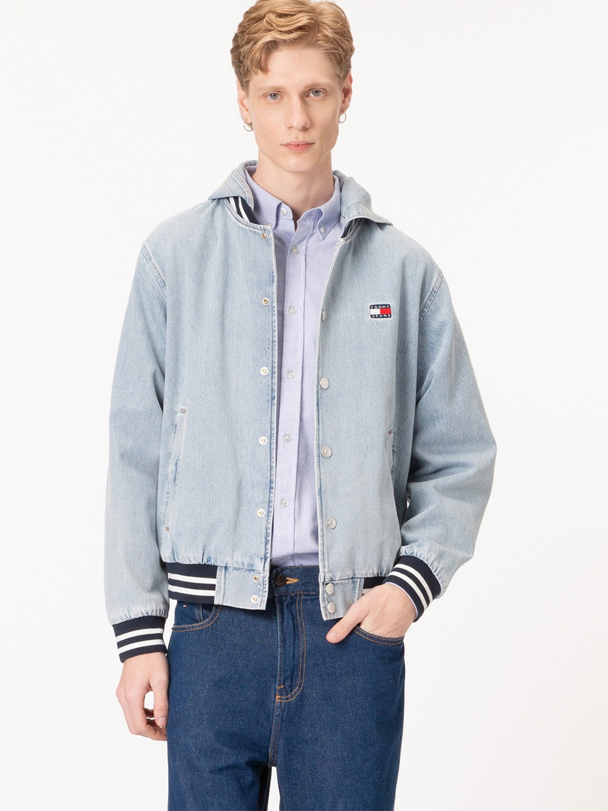 Jaqueta Jeans Bomber com Forro Acetinado e Capuz Removível