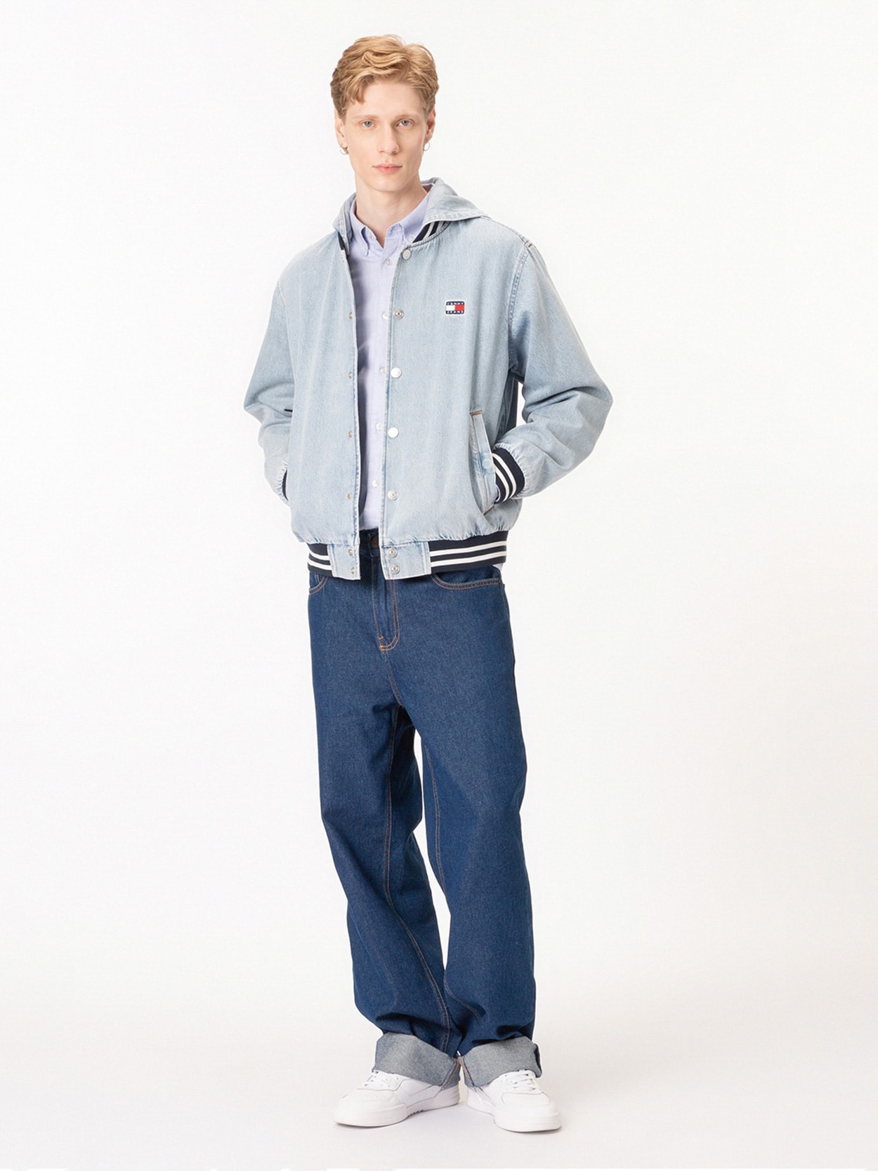 Jaqueta Jeans Bomber com Forro Acetinado e Capuz Removível