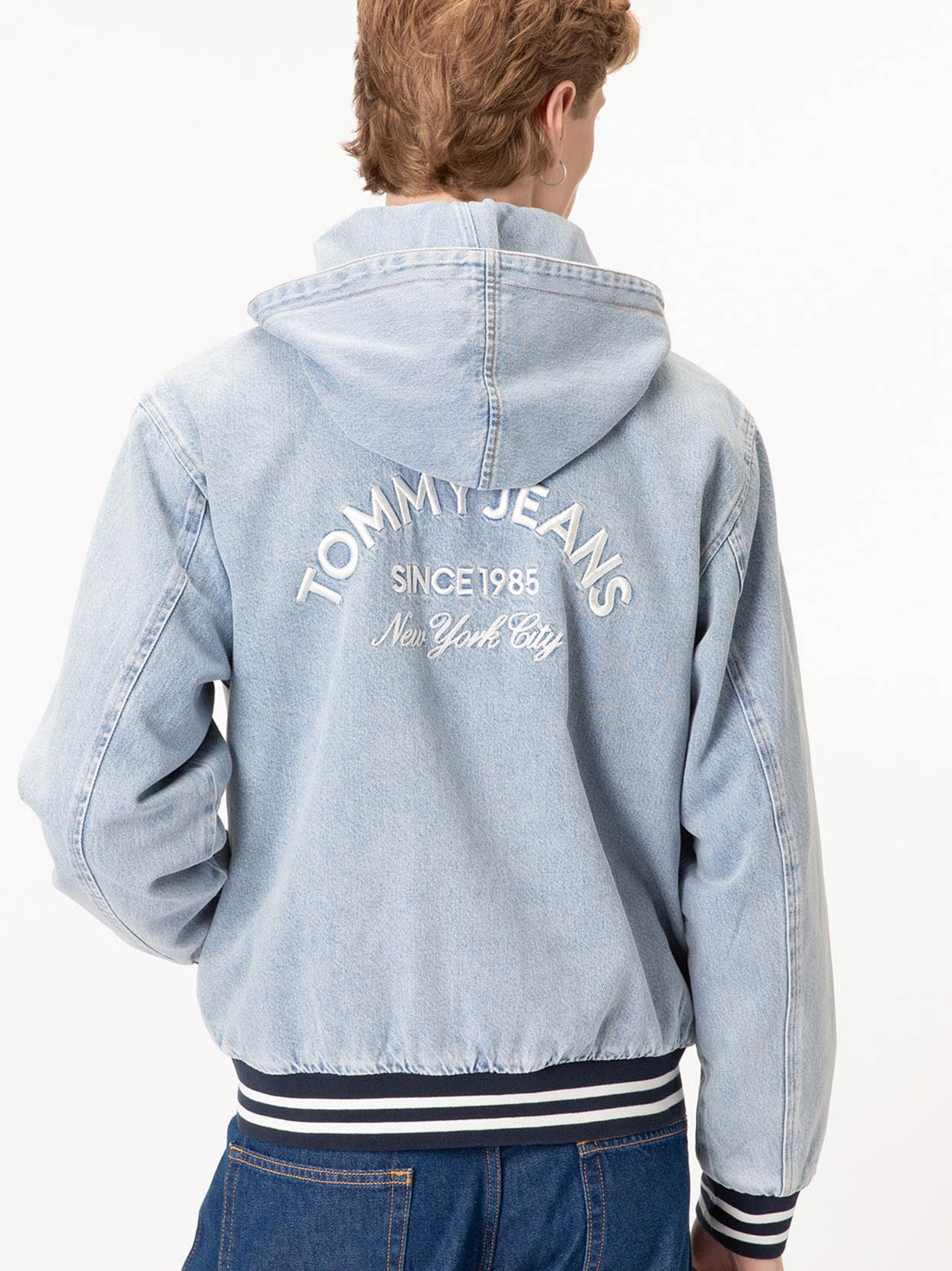 Jaqueta Jeans Bomber com Forro Acetinado e Capuz Removível