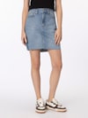 Saia jeans mom fit com bordado da bandeira nos bolsos