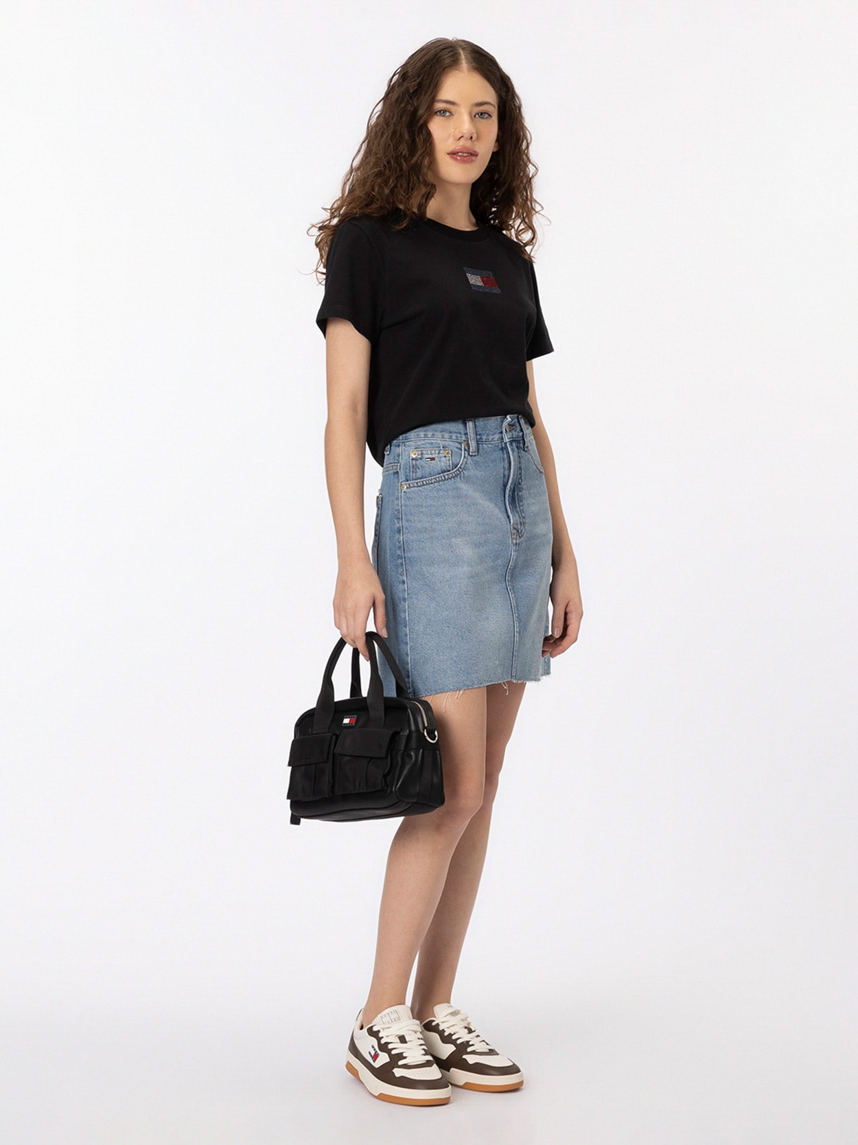 Saia jeans mom fit com bordado da bandeira nos bolsos