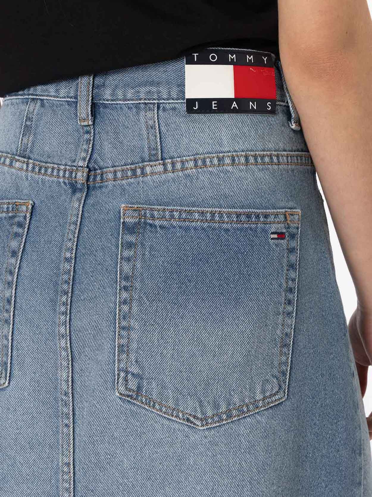 Saia jeans mom fit com bordado da bandeira nos bolsos