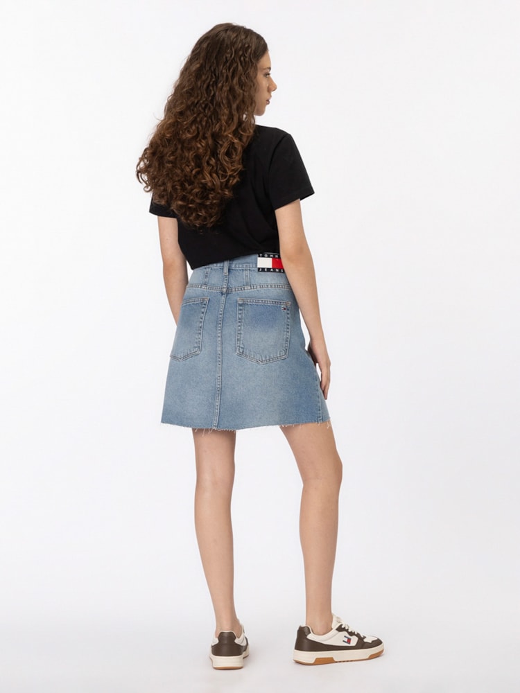 Saia jeans mom fit com bordado da bandeira nos bolsos
