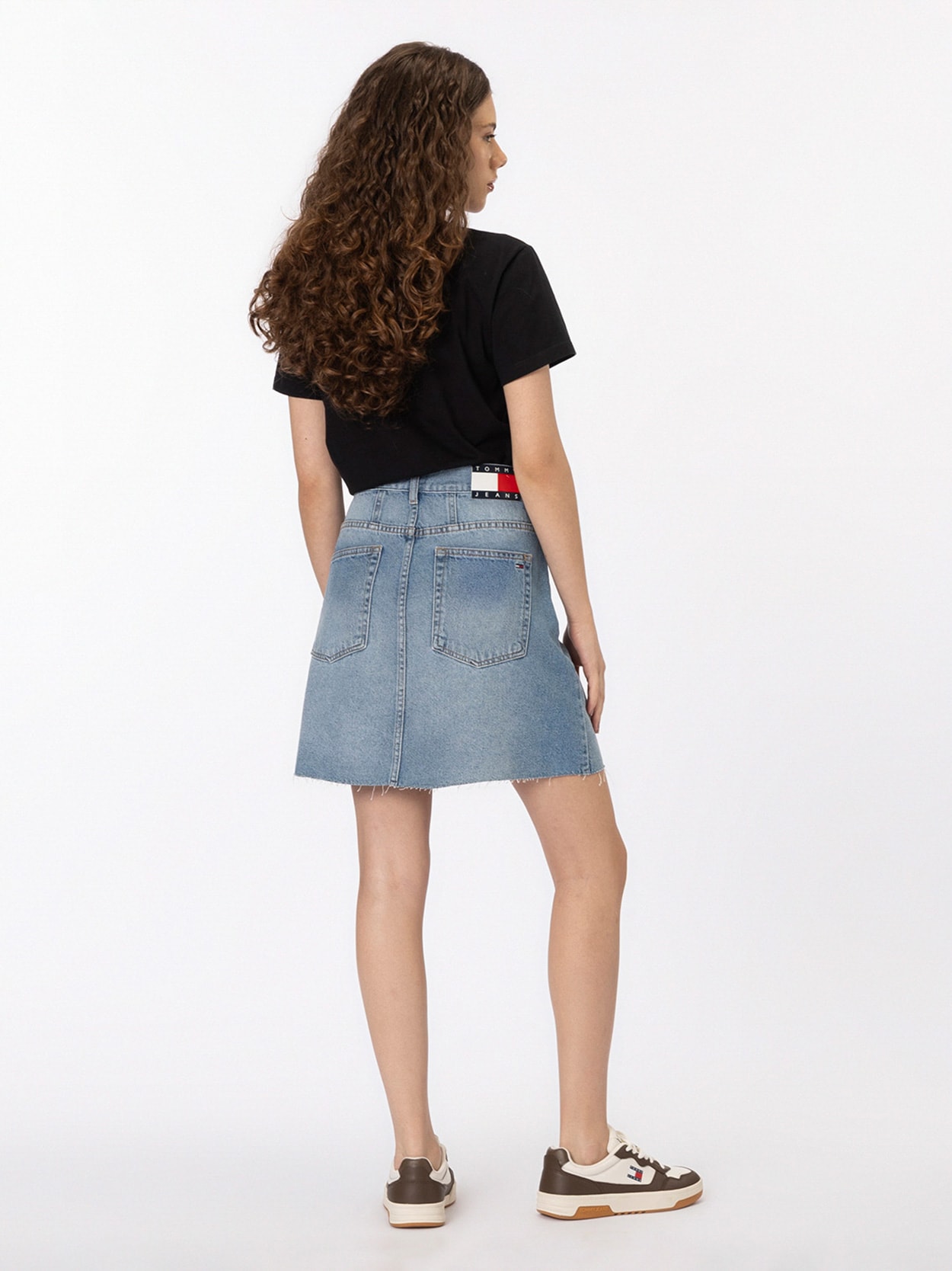 Saia jeans mom fit com bordado da bandeira nos bolsos