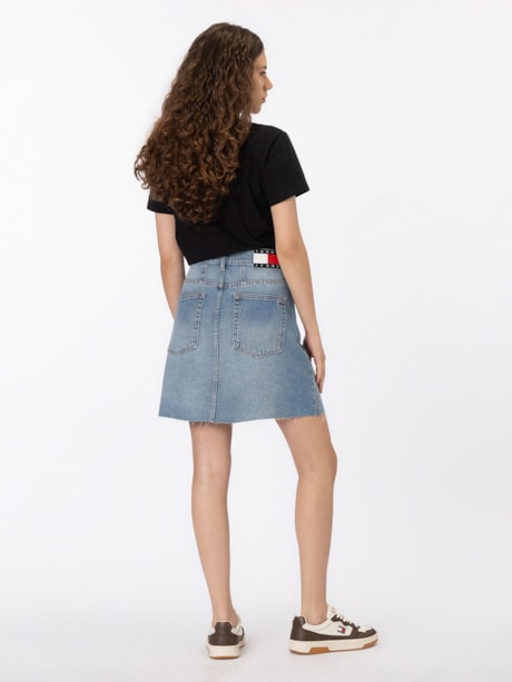 Saia jeans mom fit com bordado da bandeira nos bolsos
