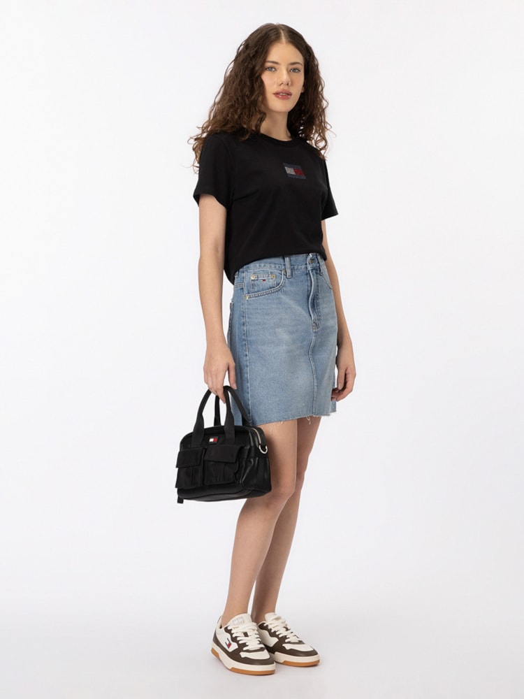 Saia jeans mom fit com bordado da bandeira nos bolsos