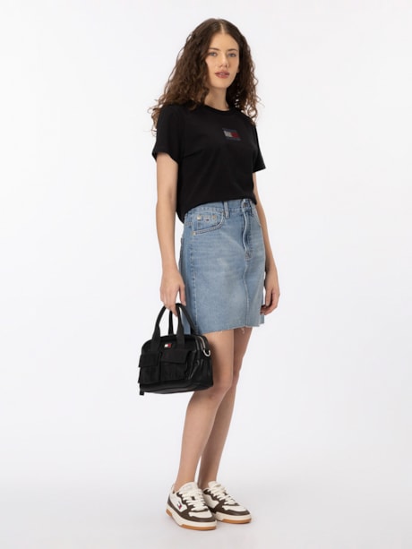 Saia jeans mom fit com bordado da bandeira nos bolsos
