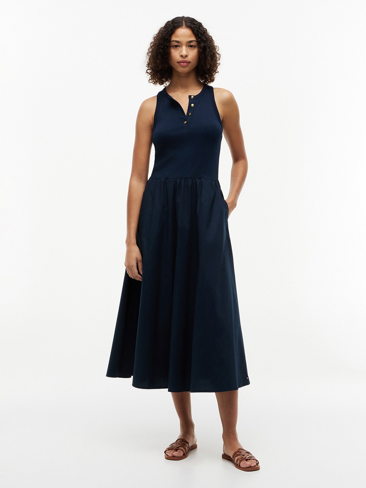 Vestido Maxi Sem Mangas com Botões Dourados
