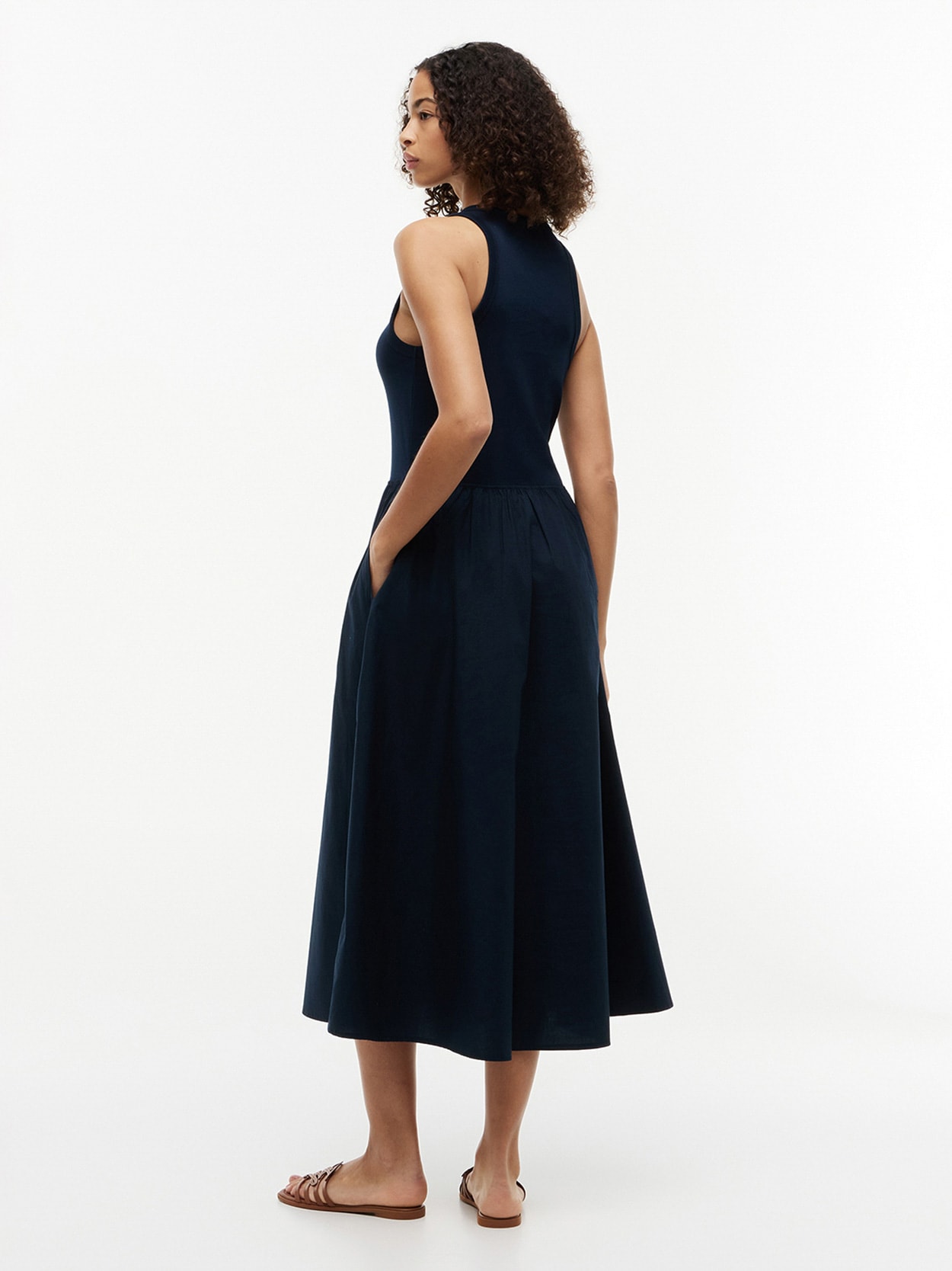 Vestido Maxi Sem Mangas com Botões Dourados